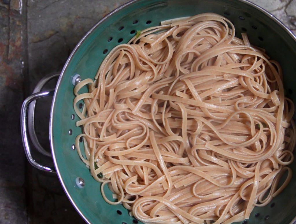 Linguine pea puree with garlicky spinach and mushrooms