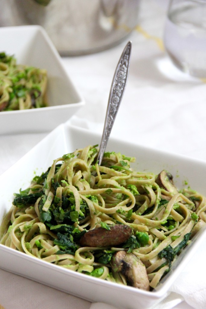 Linguine pea puree with garlicky spinach and mushrooms