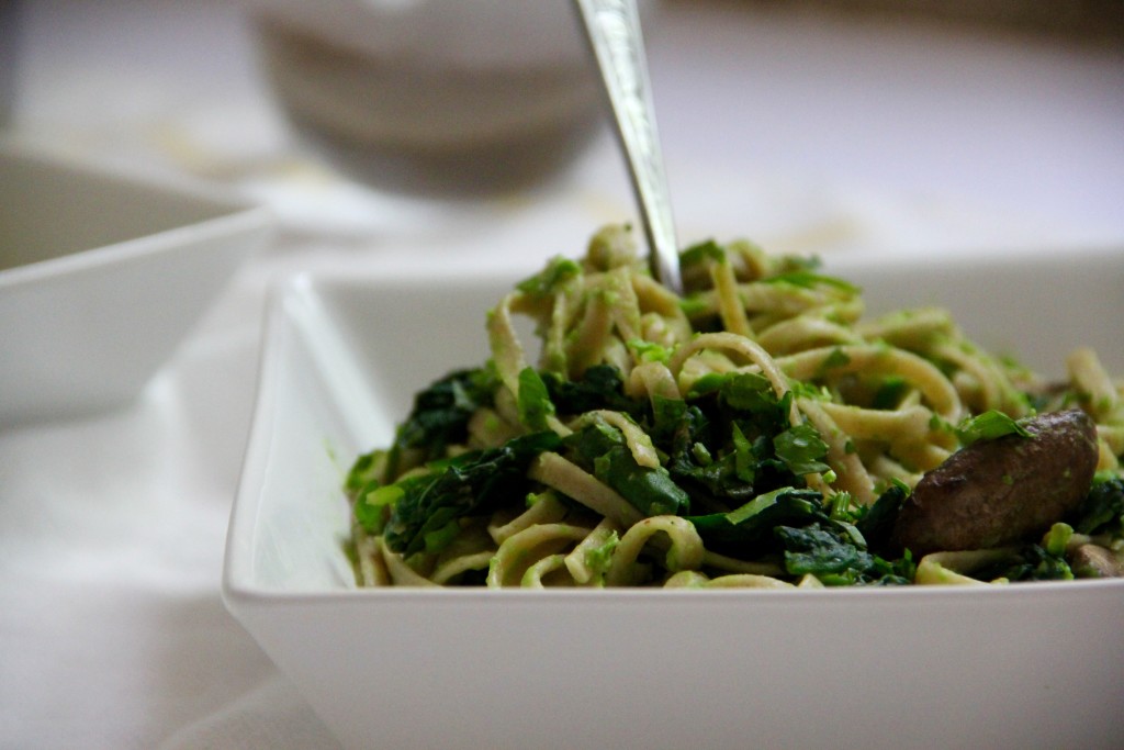 Linguine pea puree with garlicky spinach and mushrooms